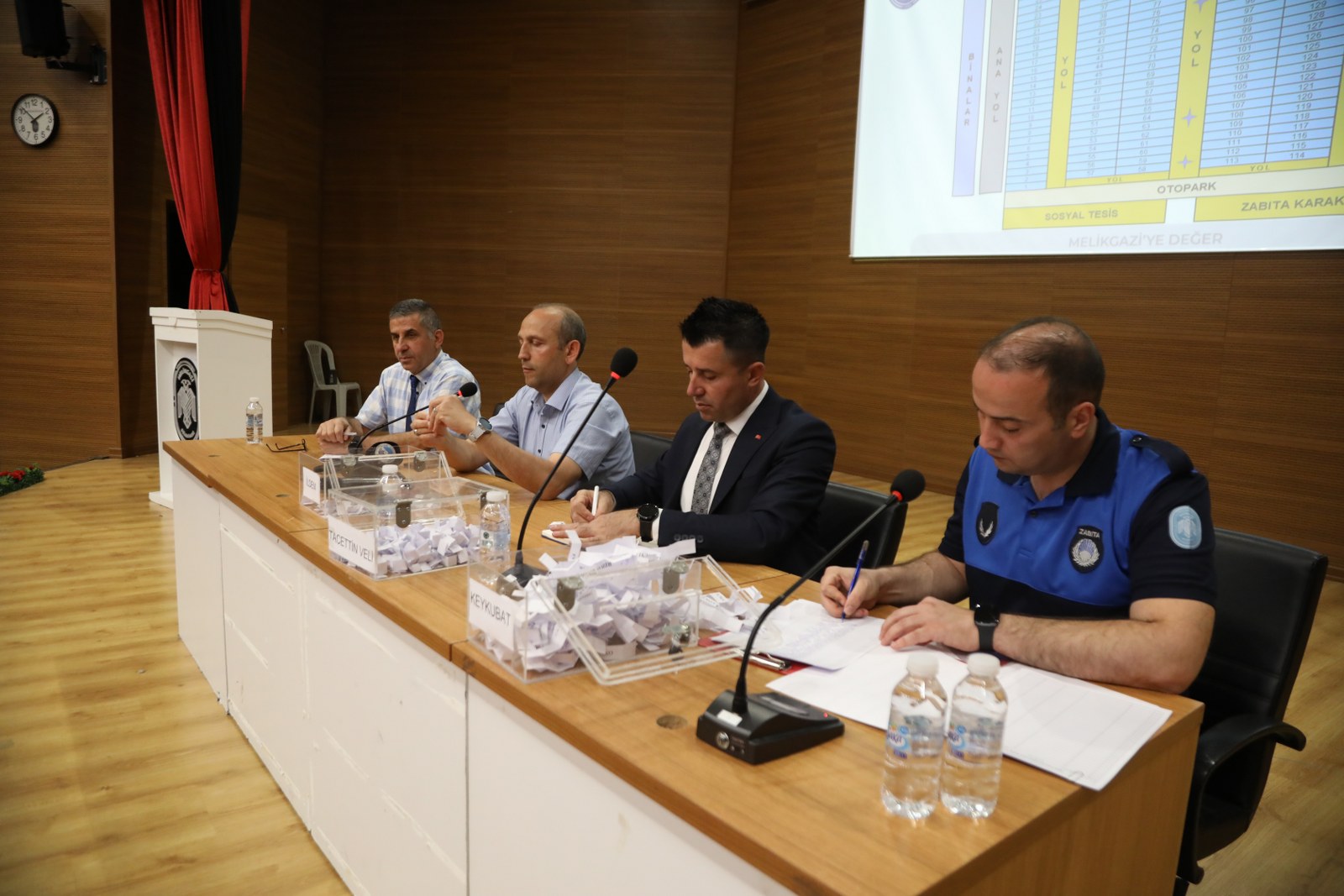 MELİKGAZİ KÖY PAZARINDA YER ALACAK ESNAFIN YERLERİ KURA İLE BELİRLENDİ