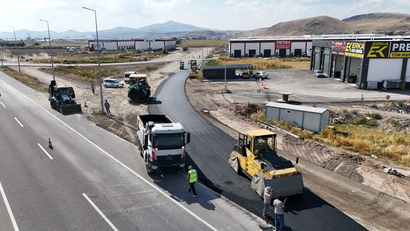 MELİKGAZİ'DEN METALSAN SANAYİ SİTESİ'NE ASFALT YOL DESTEĞİ