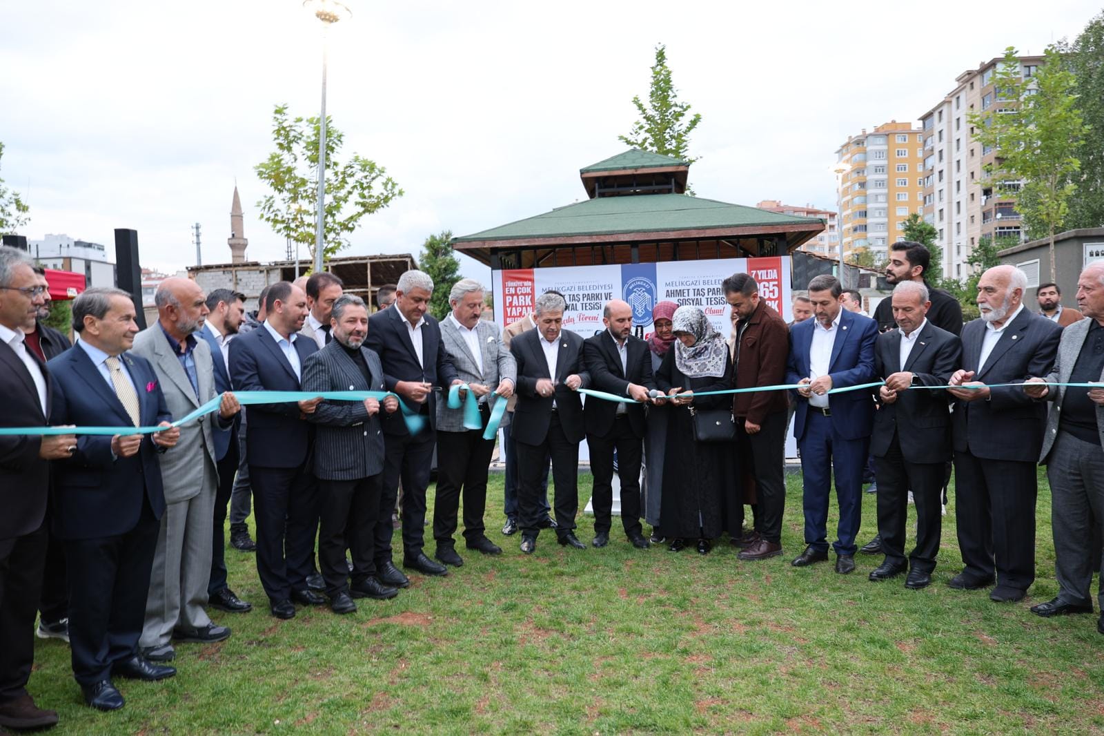 12 BİN METREKARELİK MELİKGAZİ BELEDİYESİ AHMET TAŞ PARKI VE SOSYAL TESİSİ HİZMETE AÇILDI