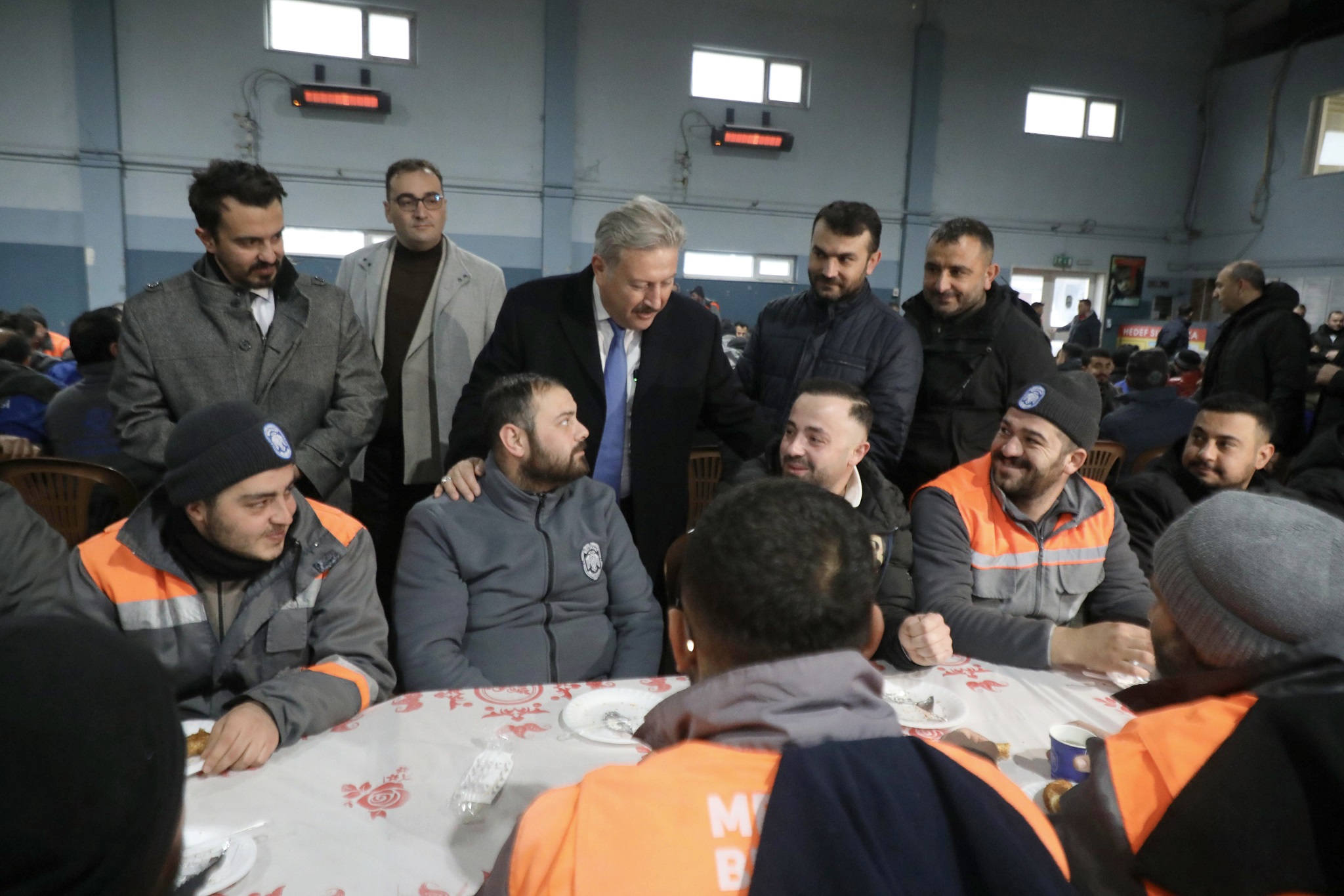 BAŞKAN PALANCIOĞLU, GÜNE SAHA ÇALIŞANLARIYLA BİR ARAYA GELEREK BAŞLADI