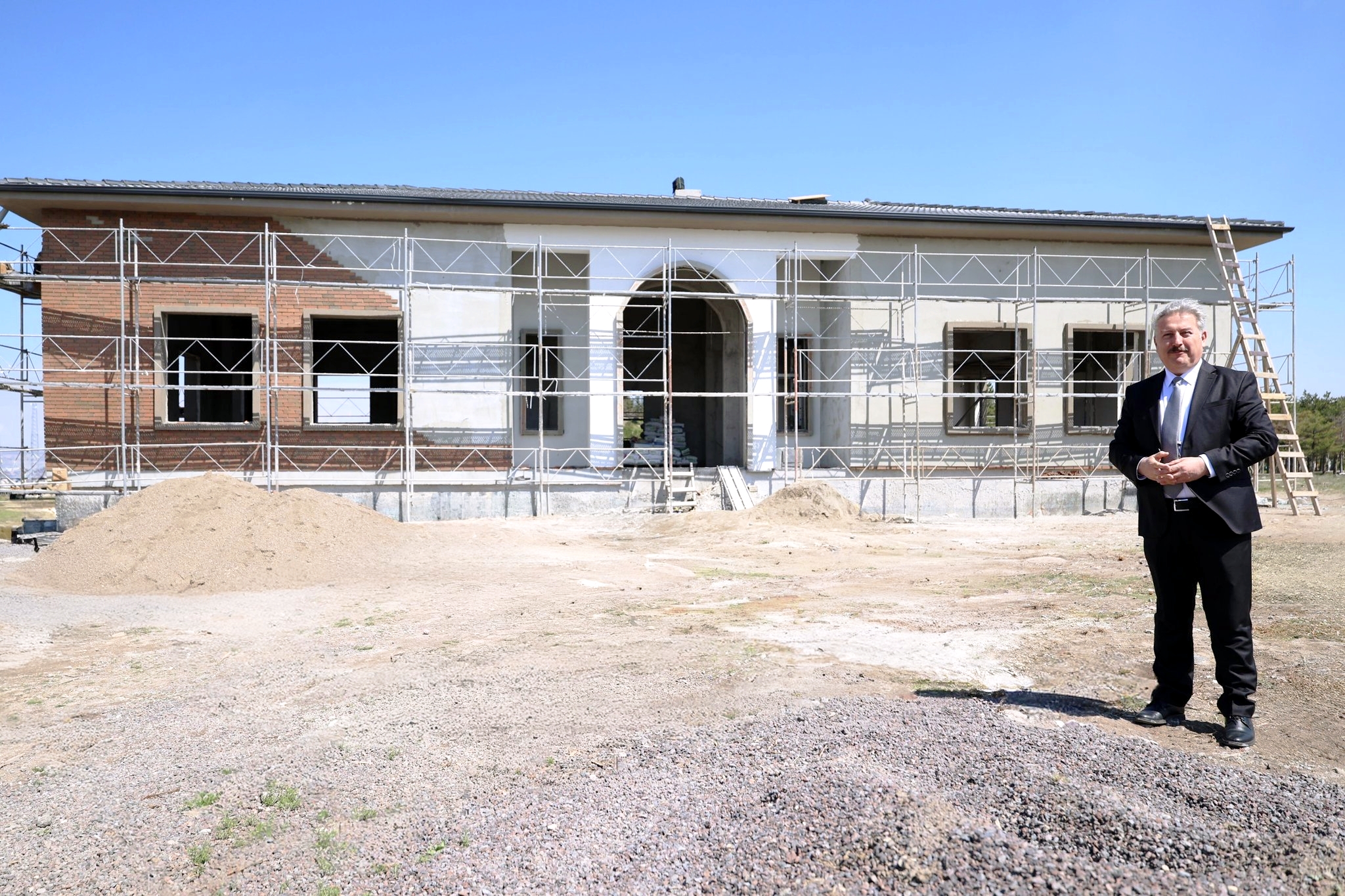 SELÇUKLU MAHALLESİ’NİN ÇOK AMAÇLI SOSYAL TESİSİ HIZLA YÜKSELİYOR