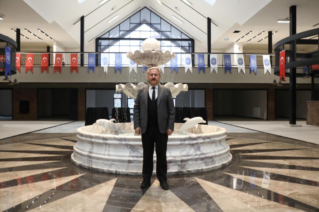 MELİKGAZİ BELEDİYESİ HİZMET FİLOSUNA KAZANDIRDIĞI 48 ARACI ÇOCUKLARA ÖZEL ŞENLİKLE TANITIYOR