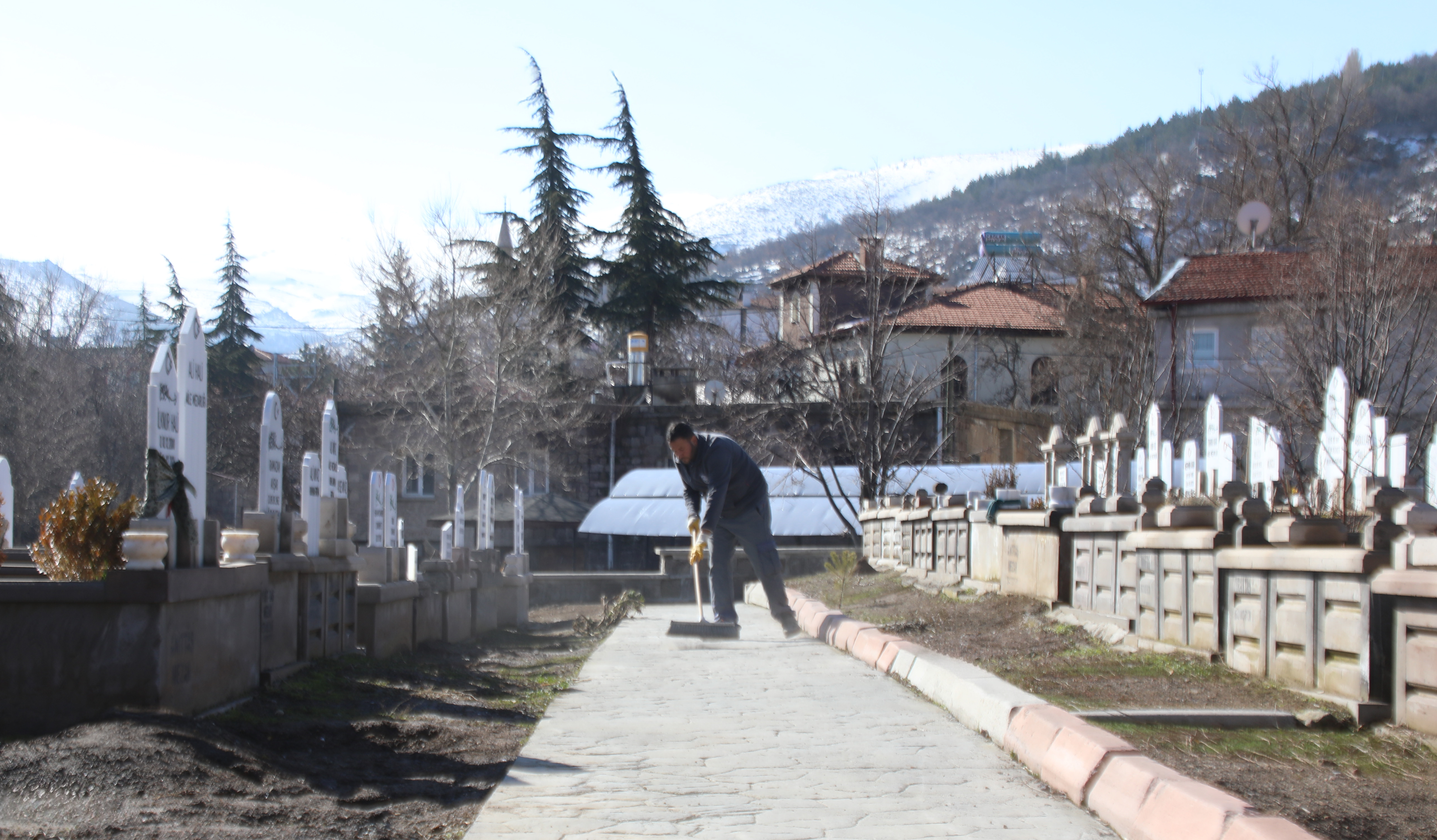 MELİKGAZİ’DE MEZARLIKLAR BAYRAM İÇİN TEMİZLENDİ