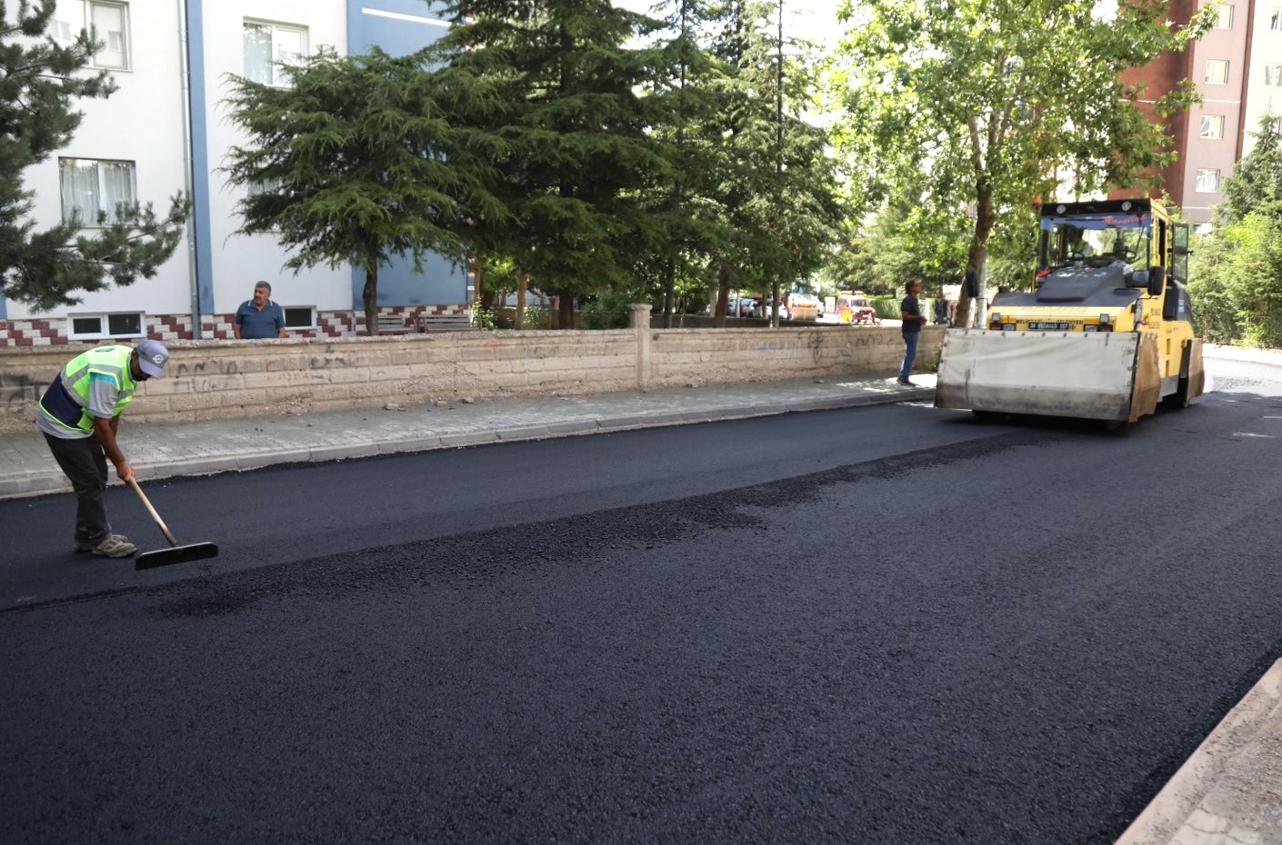 MELİKGAZİ’DEN İLDEM’İN ULAŞIMINI RAHATLATACAK ASFALT ÇALIŞMASI
