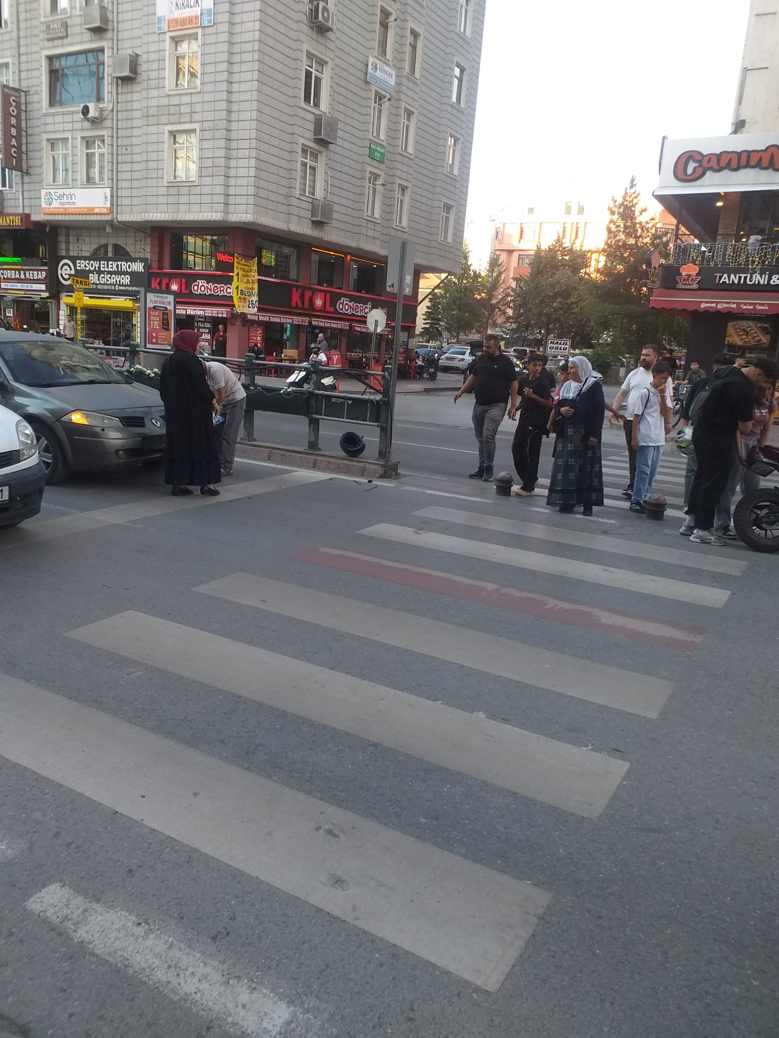 KAYSERİDE SÜRÜCÜLER YAYA GEÇİDİ KURALLARINA MESAİ SAATLERİNDE UYUYOR