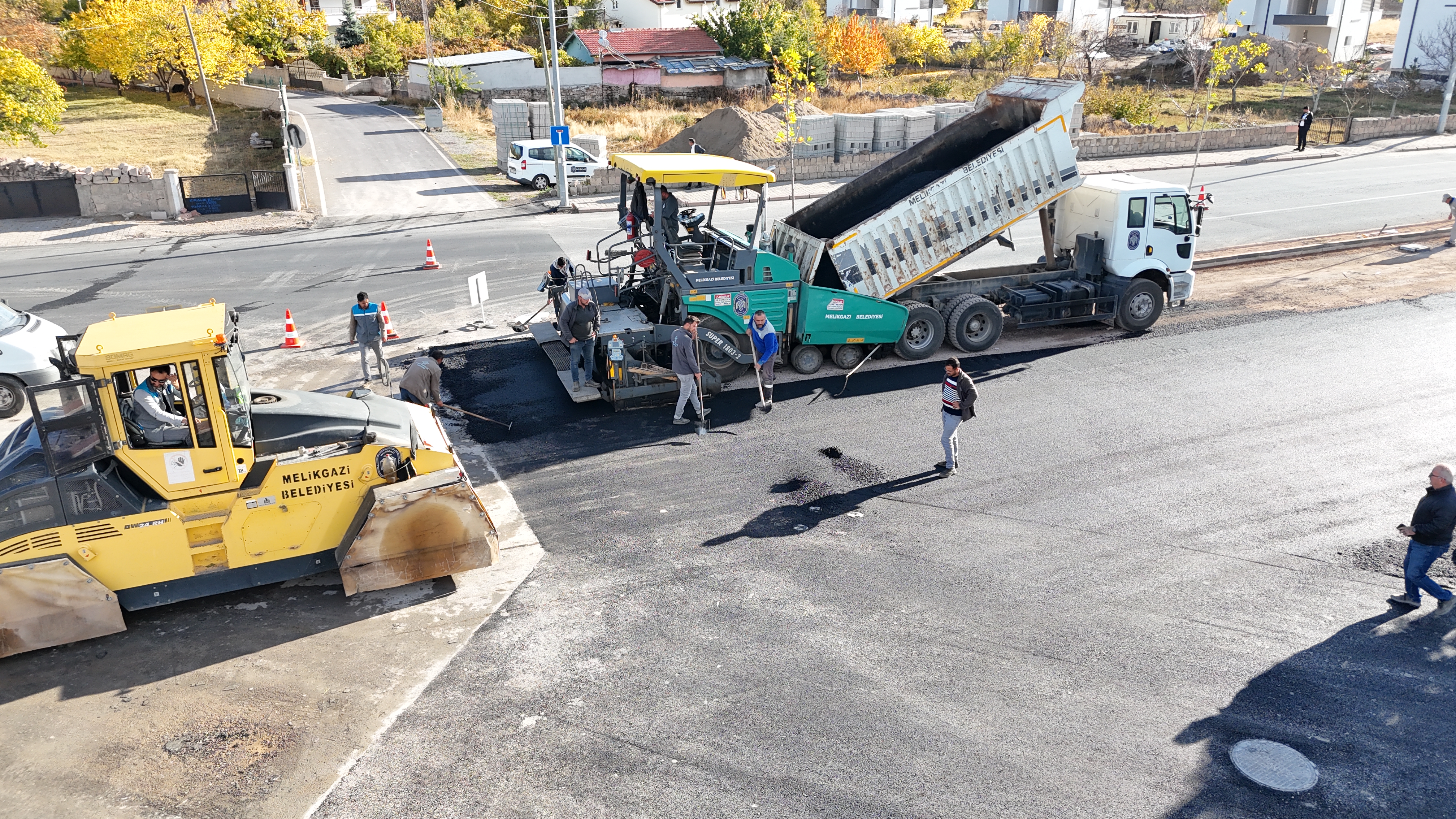 MELİKGAZİ BELEDİYESİ GESİ MİMARSİNAN CADDESİ’NDE YENİLEME ÇALIŞMASI YAPIYOR