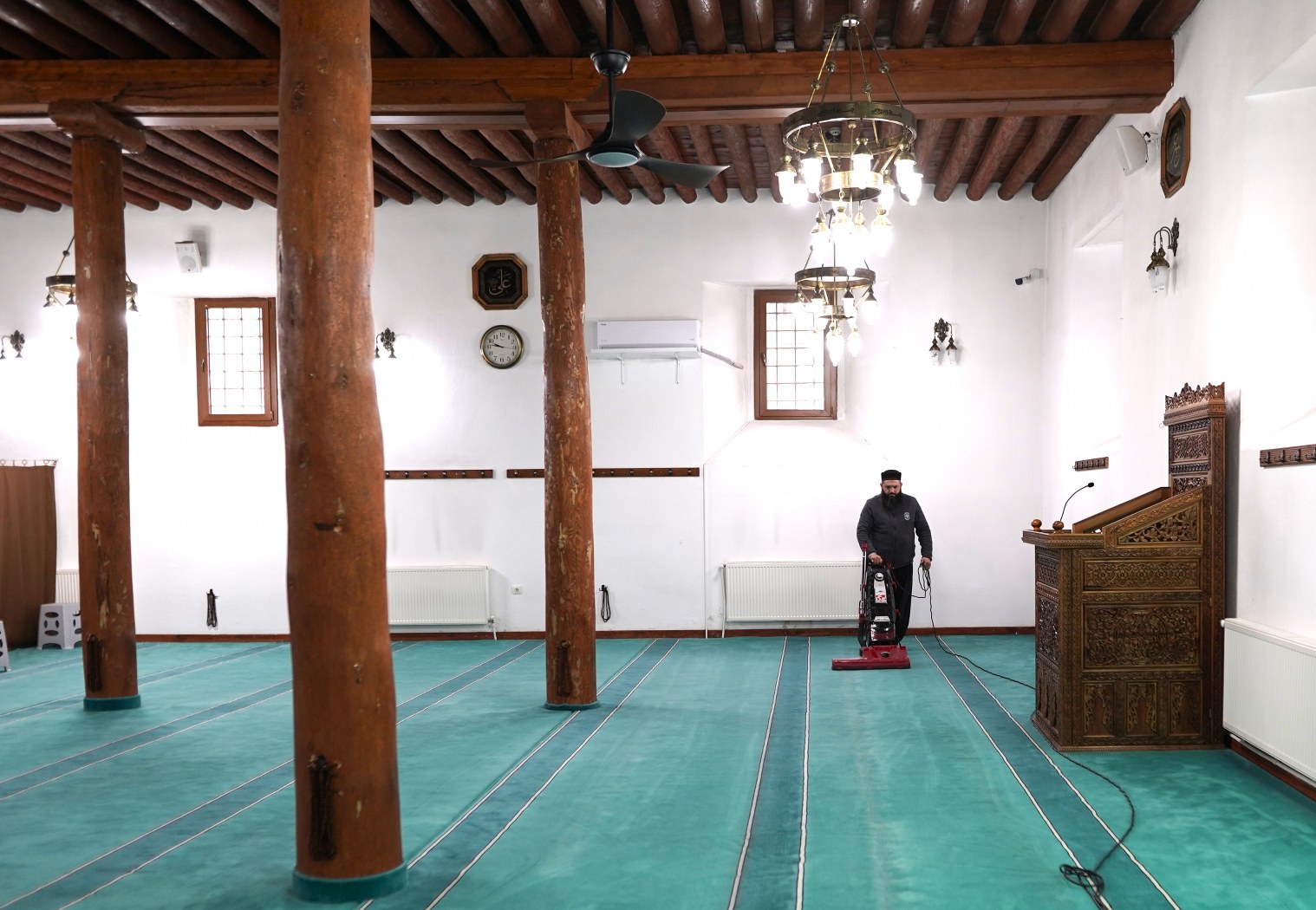 MELİKGAZİ’DE 11 AYIN SULTANI İÇİN CAMİLER PIRIL PIRIL YAPILIYOR