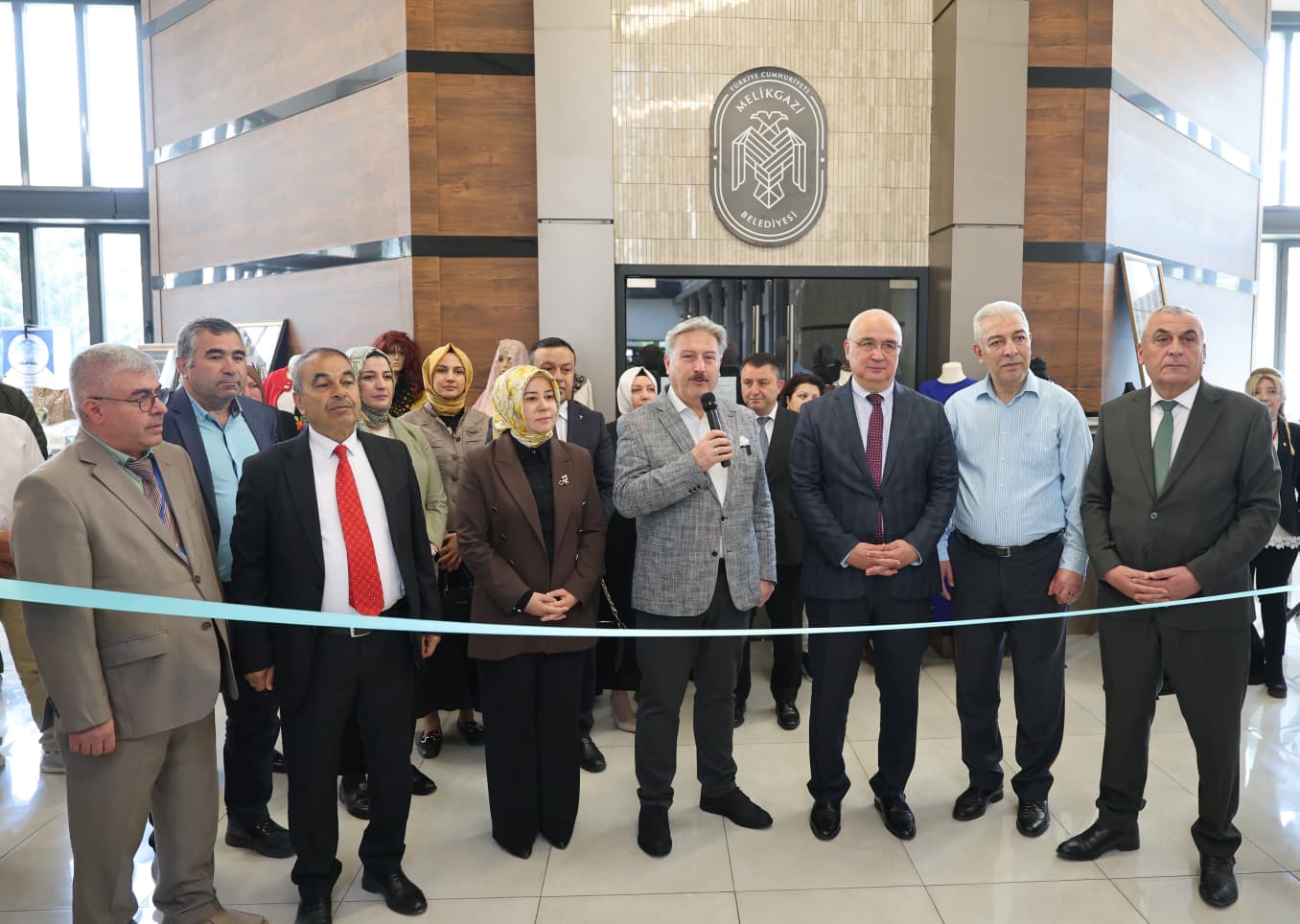 MELİKGAZİ’DE KADINLARIN BİN BİR EMEKLE YAPTIĞI EL ÜRÜNLERİ SERGİSİ GÖZ KAMAŞTIRDI