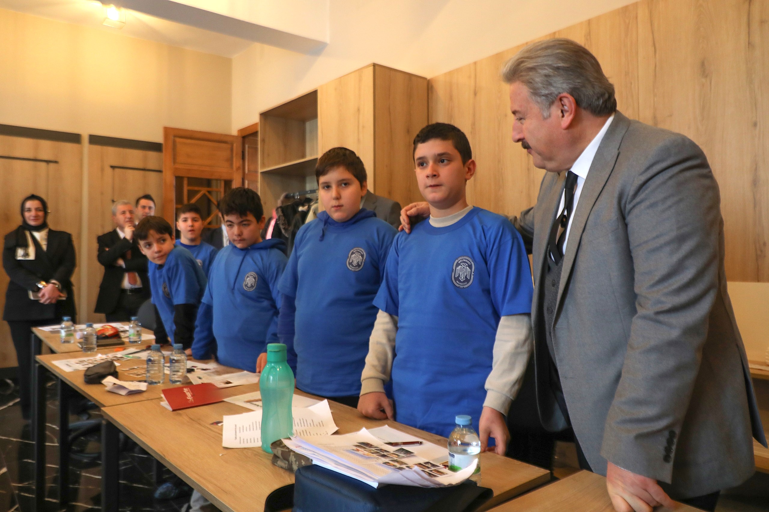 GENÇLER BU KAMPTA İNGİLİZCEYİ YAŞAYARAK ÖĞRENİYOR