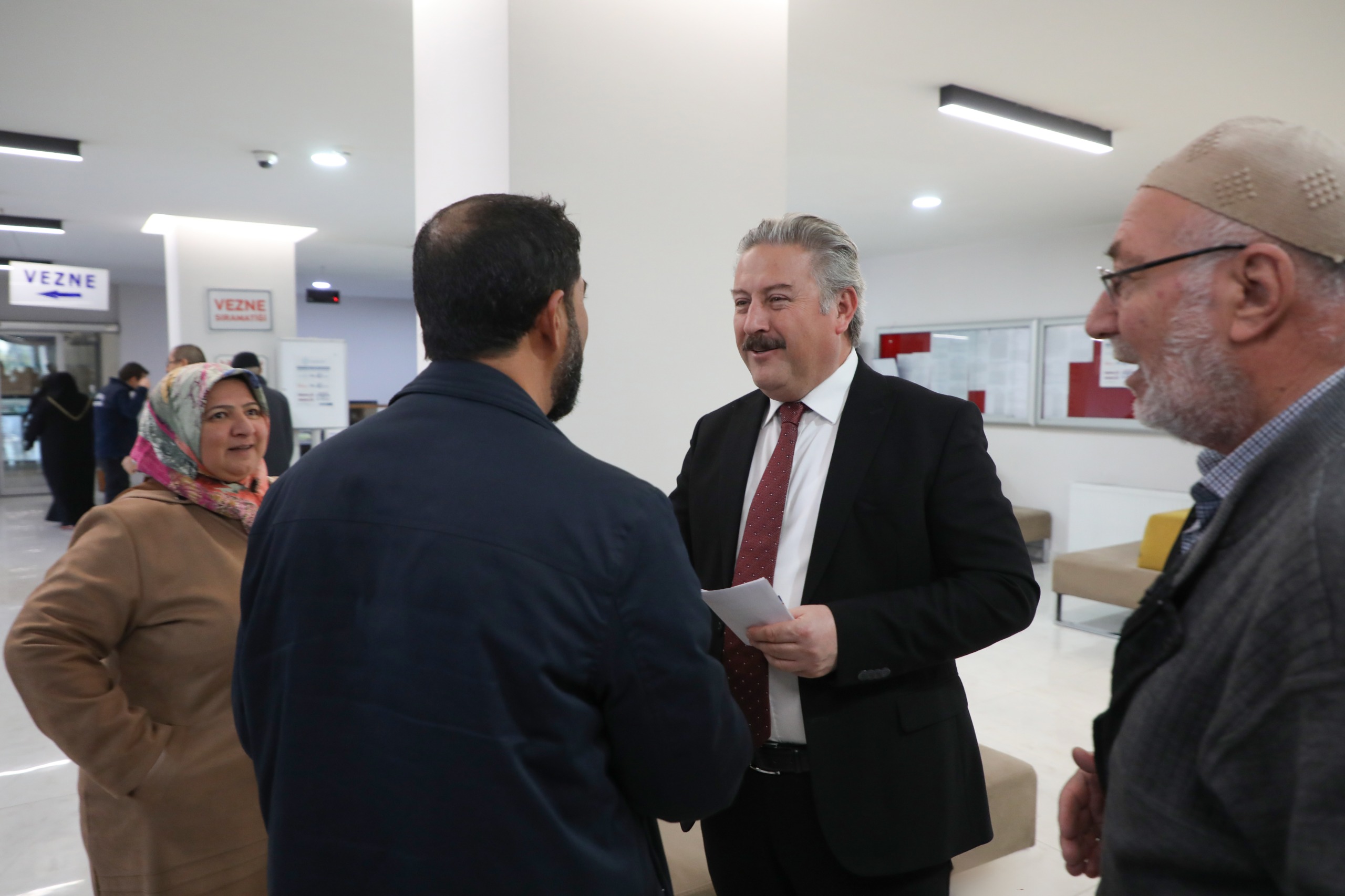 BAŞKAN PALANCIOĞLU, VEZNEDE EMLAK VERGİSİNİ ÖDEDİ