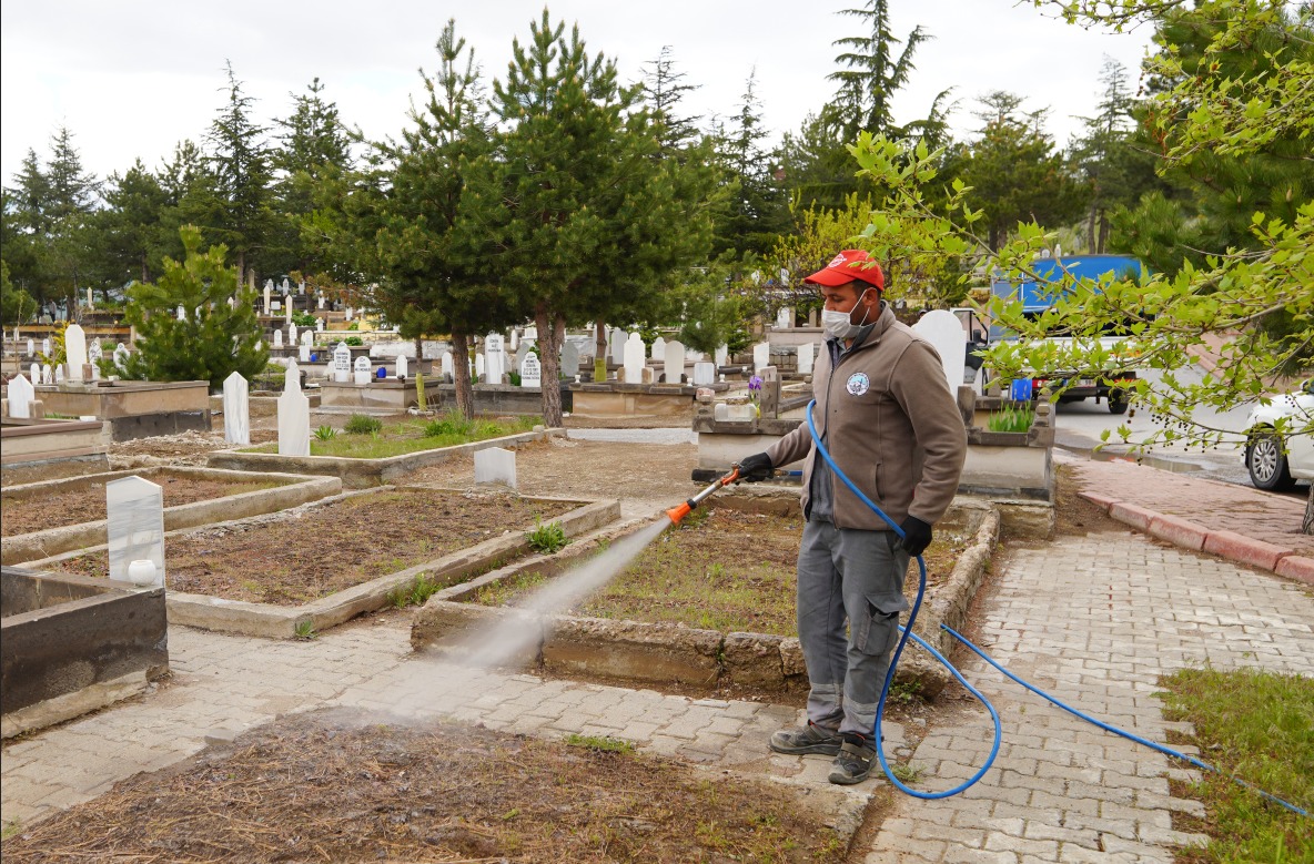 MELİKGAZİ'DE MEZARLIKLAR BAYRAM ZİYARETİNE HAZIR HALE GETİRİLİYOR