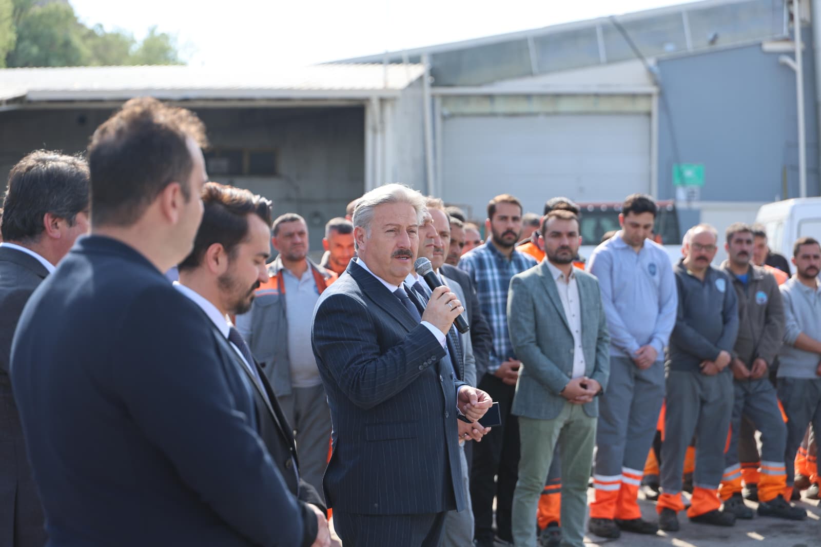 BAŞKAN PALANCIOĞLU, MESAİYE PERSONEL İLE BAYRAMLAŞARAK BAŞLADI