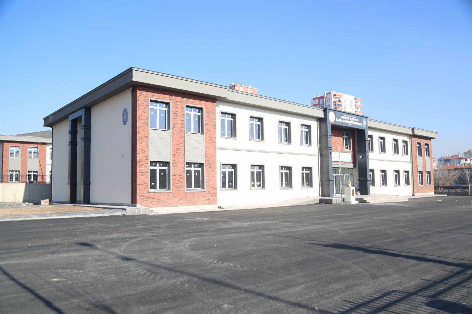 MELİKGAZİ BELEDİYESİ, 3 MAHALLEYE BİRDEN HİZMET EDECEK OLAN OKULLARDA SONA GELDİ