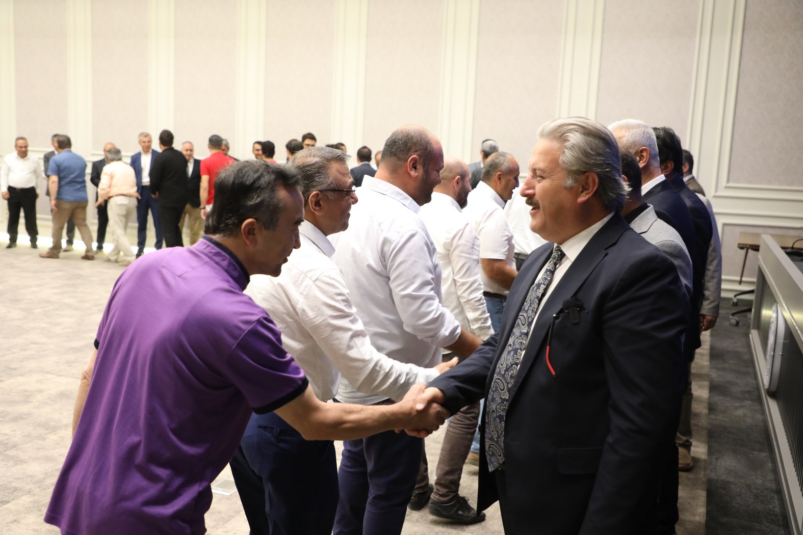 BAŞKAN PALANCIOĞLU, MESAİSİNE PERSONEL İLE BAYRAMLAŞARAK BAŞLADI