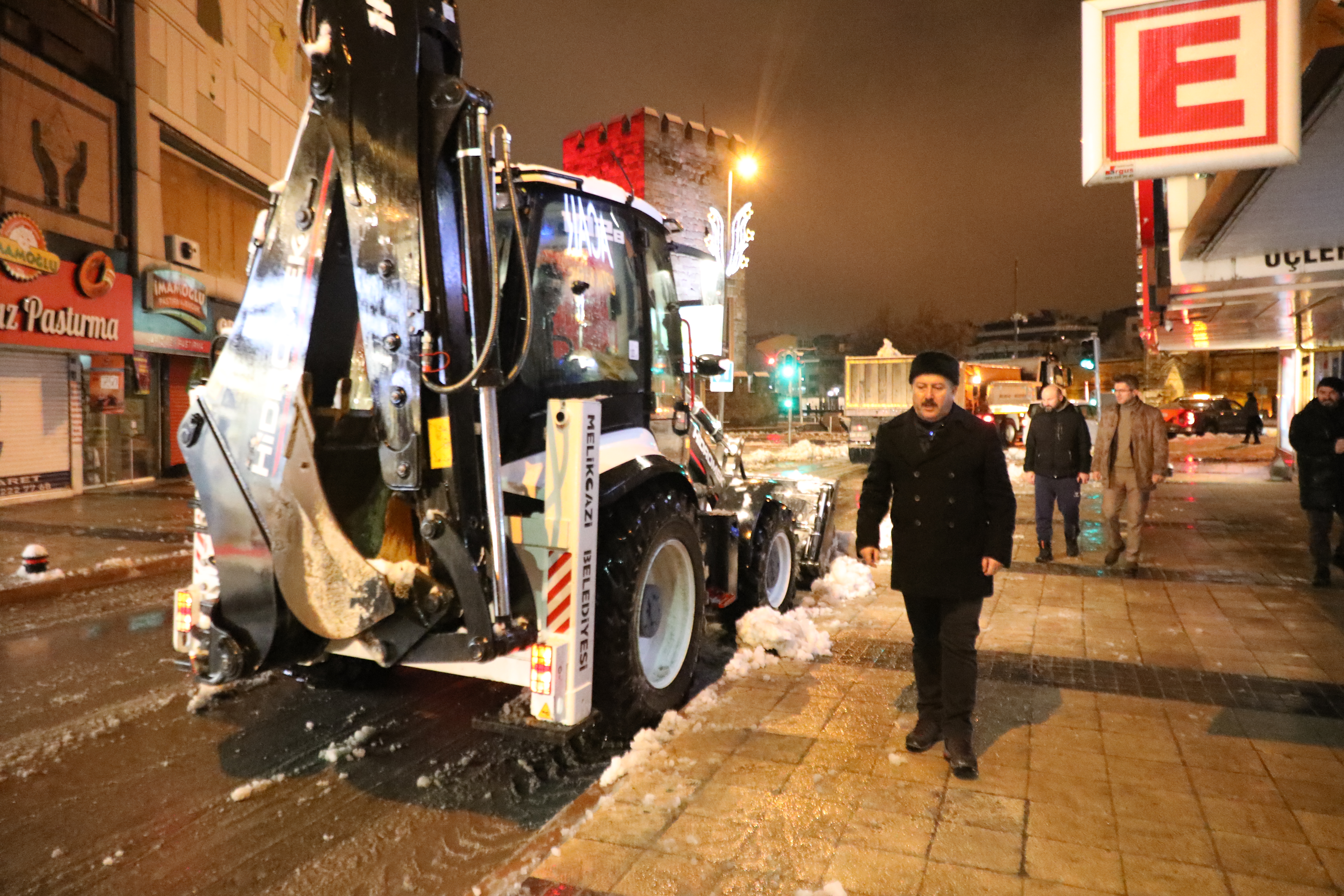 BAŞKAN PALANCIOĞLU, GÜN DOĞMADAN KARLA MÜCADELE İÇİN SAHAYA ÇIKTI