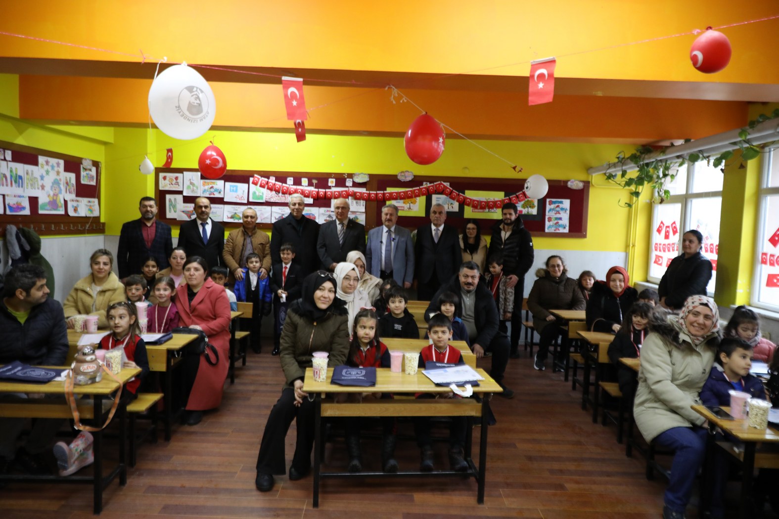 BAŞKAN PALANCIOĞLU, YARIYIL TATİLİNE ÇIKAN ÖĞRENCİLERİN KARNELERİNİ VERDİ