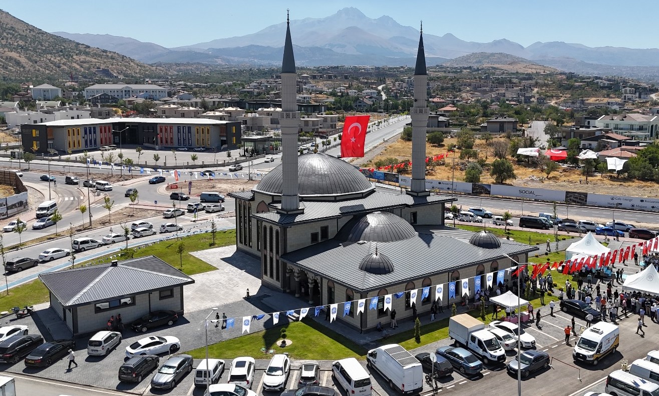 SOSYAL ALANIYLA DİKKAT ÇEKEN MELİKGAZİ BELEDİYESİ ALİ ERKARA CAMİ İBADETE AÇILDI