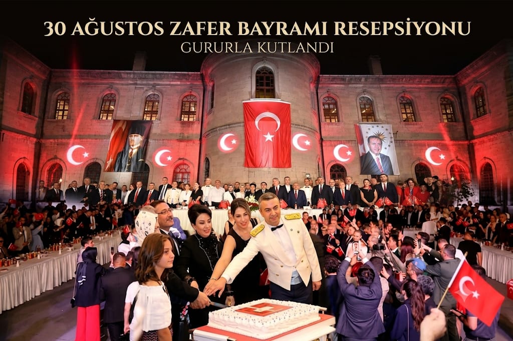 KAYSERİ’DE ZAFER BAYRAMI COŞKUSU: VALİLİK VE PROTOKOL RESEPSİYONDA BULUŞTU