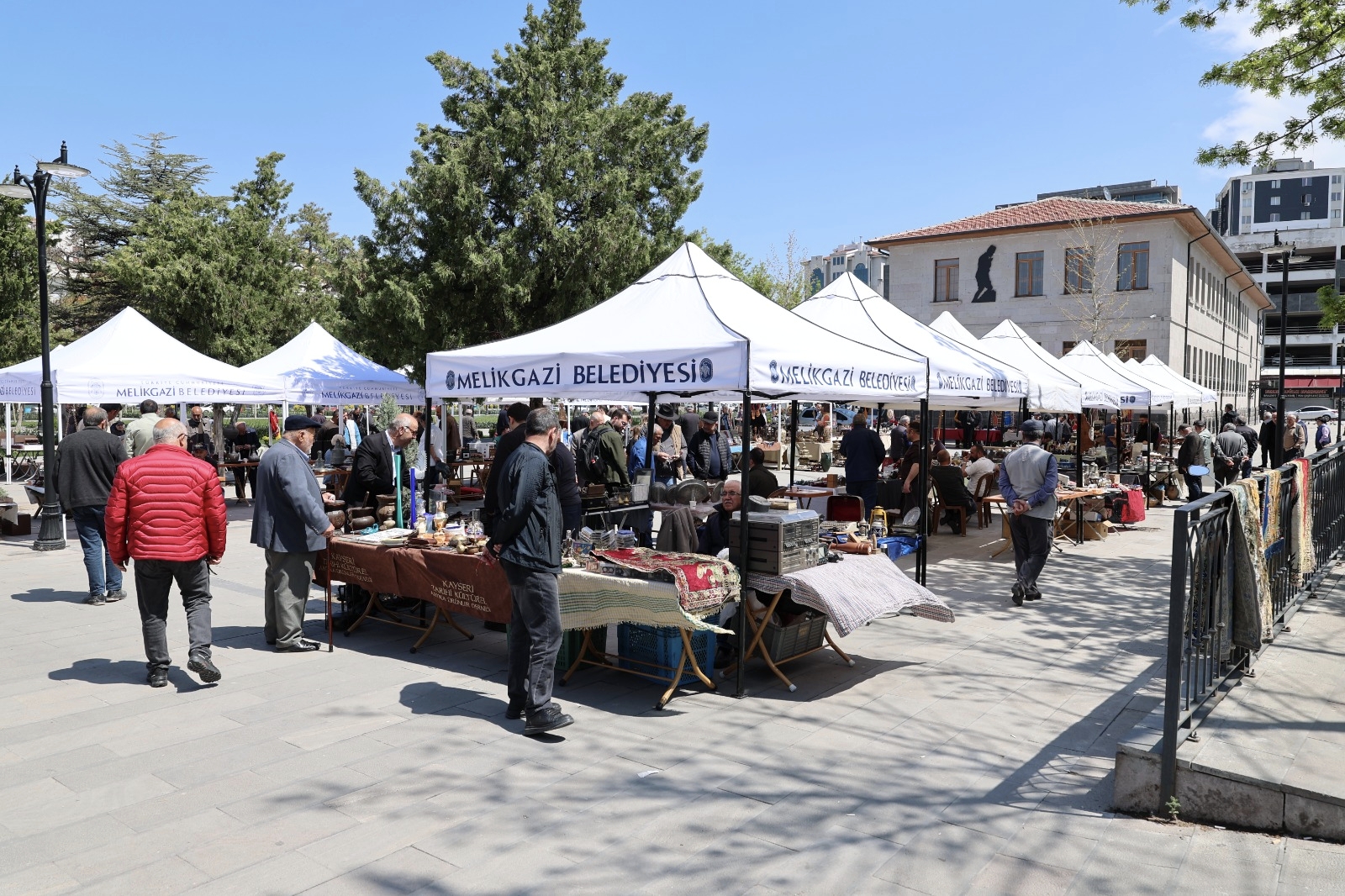 MELİGAZİ BELEDİYESİ ANTİKA PAZARI KOLEKSİYONERLERİ BİR ARAYA GETİRDİ