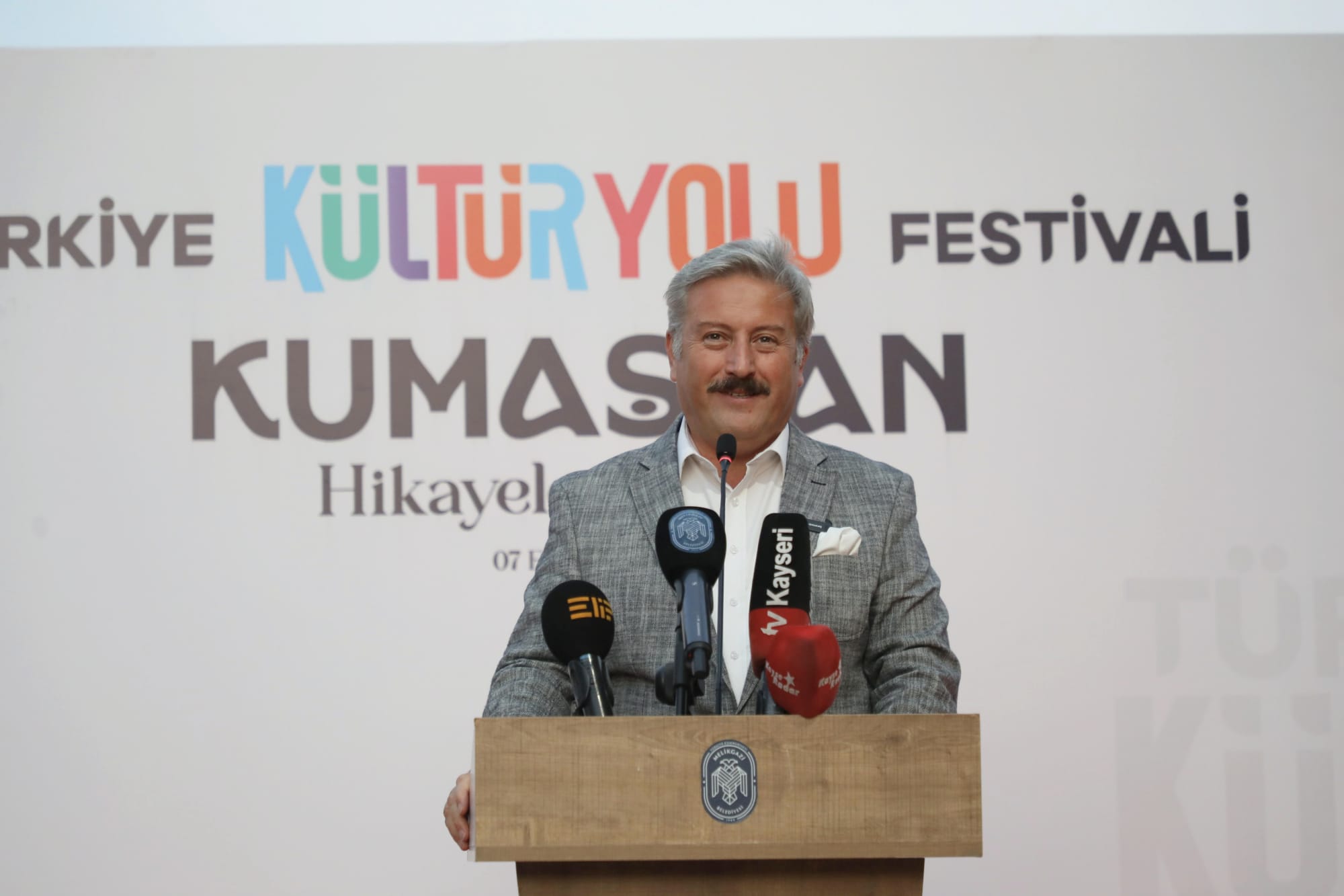 MELİKGAZİ BELEDİYESİ’NİN KUMAŞTAN HİKAYELER SERGİSİ UNUTULMAZ ANLARA TANIKLIK ETTİ