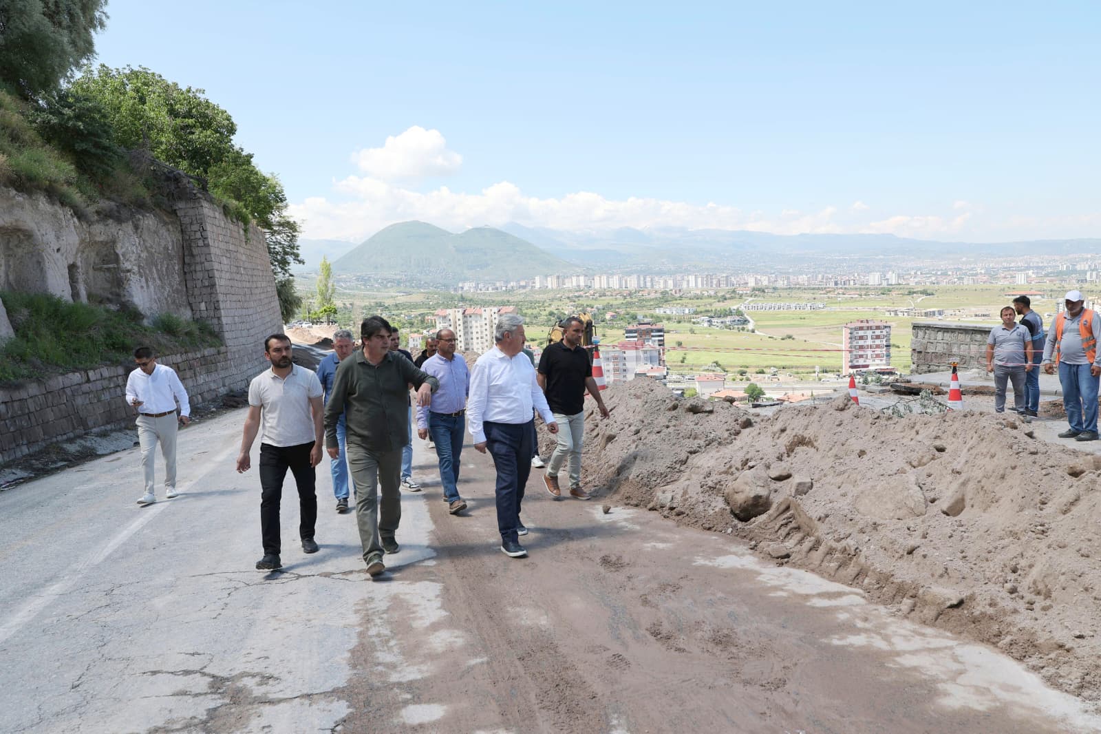 MELİKGAZİ BELEDİYESİ’NDEN MİMARSİNAN MAHALLESİ’NDE ÇÖKEN İSTİNAT DUVARINA ACİL MÜDAHALE