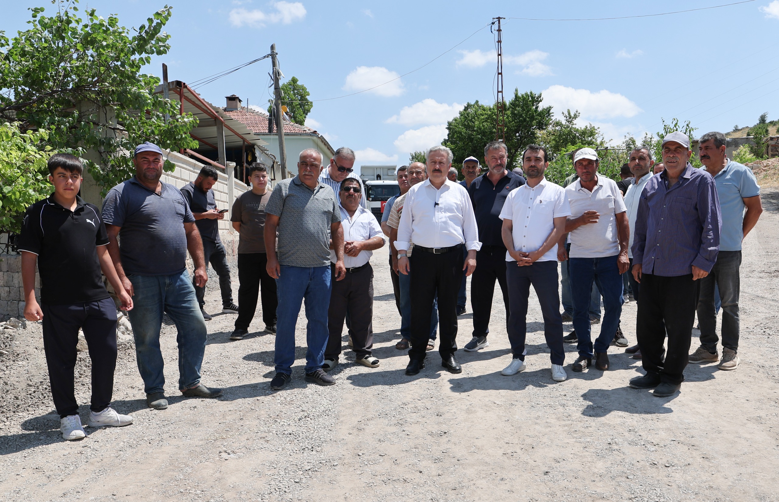SARIMSAKLI MAHALLESİ'NDE HİZMET RÜZGARLARI ESİYOR
