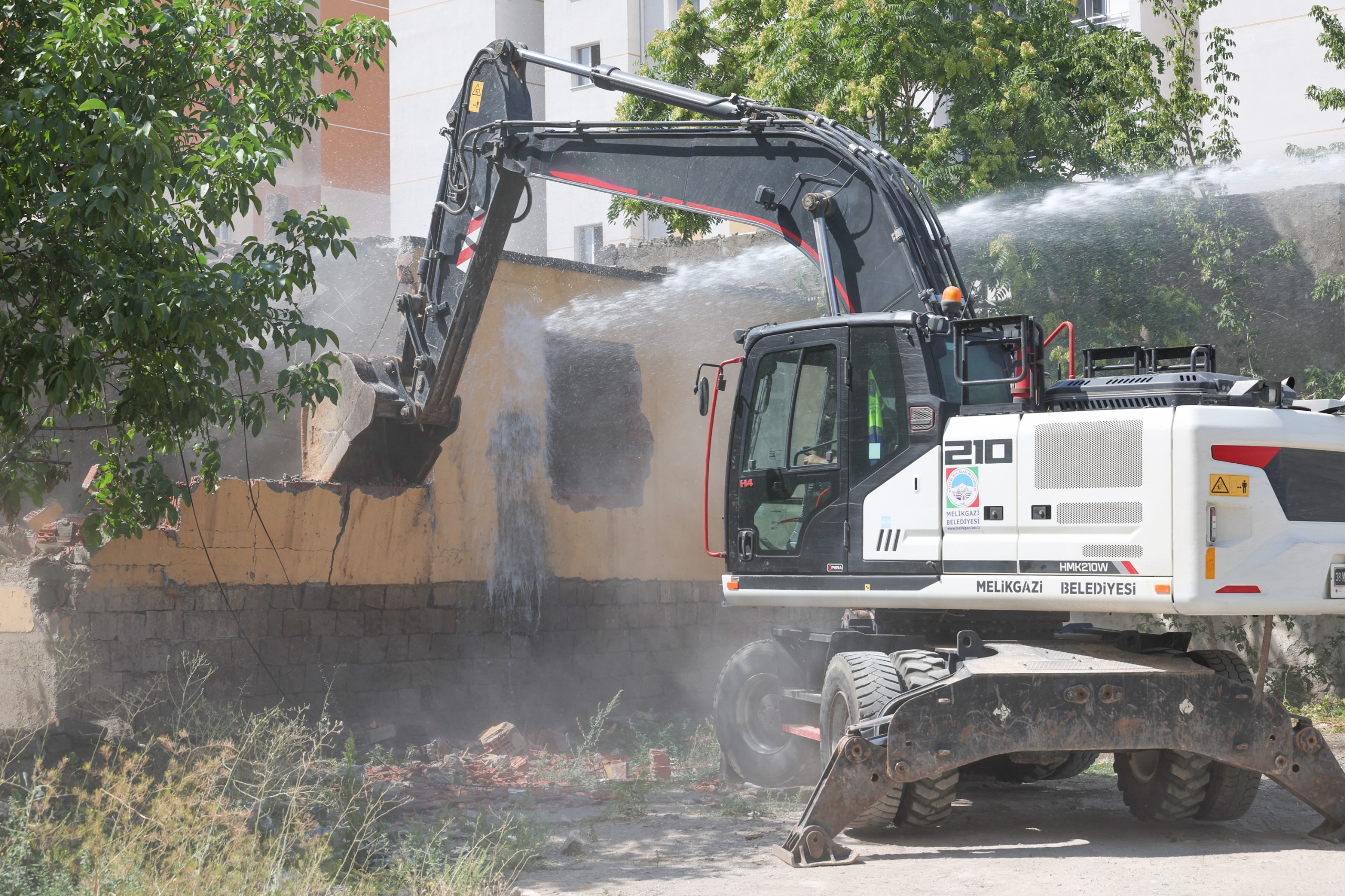 YILDIRIM BEYAZIT’TA 9 GECEKONDU KALDIRILARAK YERİNİ MODERN PARK ALANINA BIRAKTI
