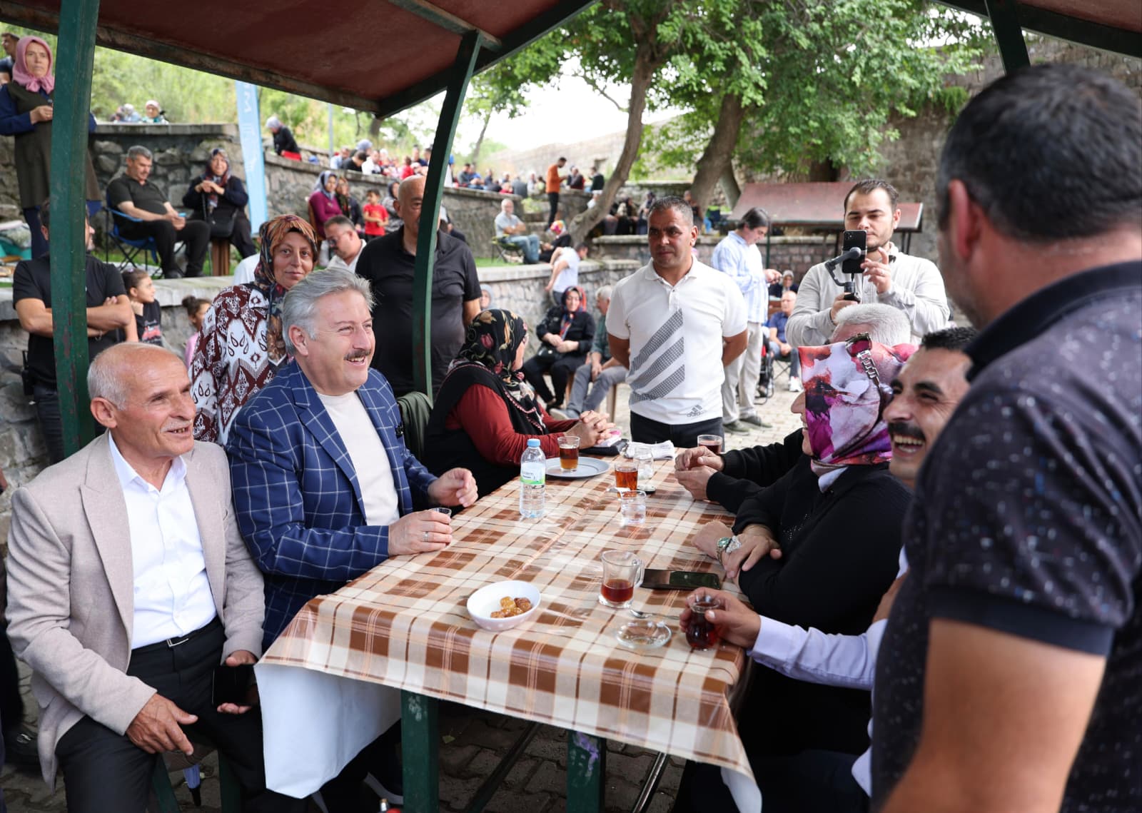 BAŞKAN PALANCIOĞLU AĞIRNAS PİLAV ŞENLİĞİ’NDE VATANDAŞLARLA VE MUHTARLARLA BİR ARAYA GELDİ
