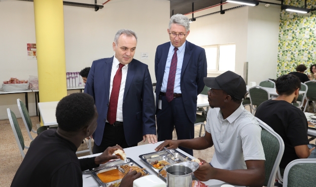 REKTÖR TIP FAKÜLTESİ ÖĞRENCİLERİ İLE BİR ARADA