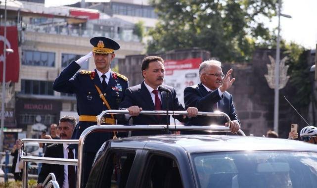 ZAFER BAYRAMI'NIN 103'ÜNCÜ YILI KAYSERİLİLERLE COŞKUYLA KUTLANDI