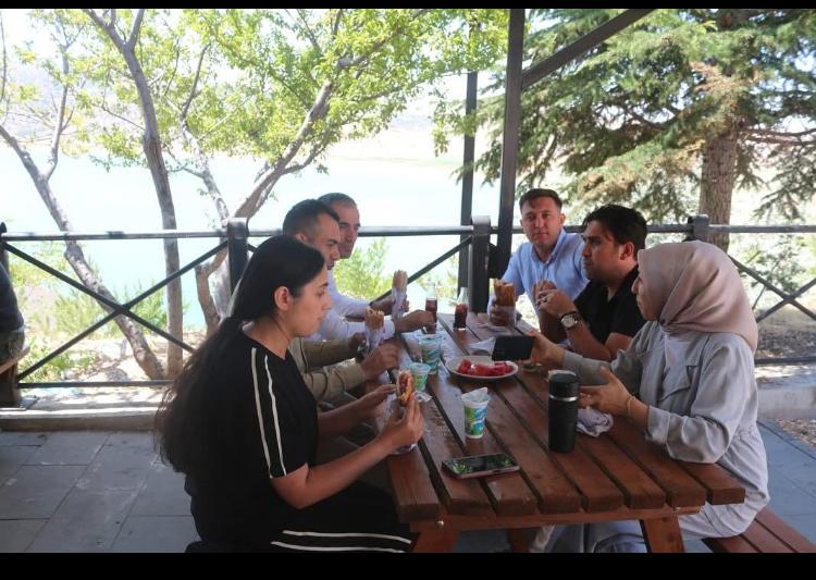 BARAJA KARŞI YÖRÜK AYRANI EŞLİĞİNDE KÖFTE EKMEK