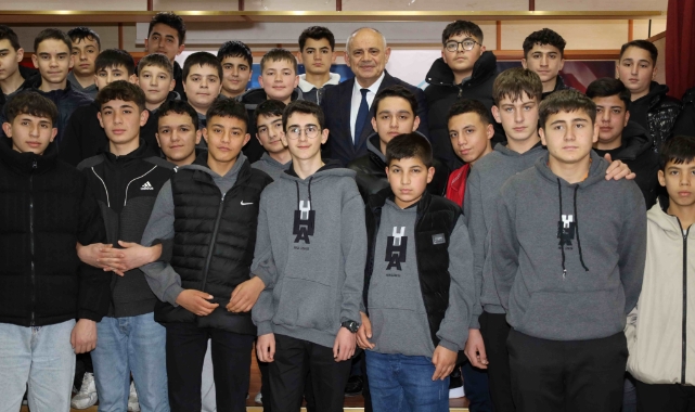 GENÇLERİN SORULARINI CEVAPLADI