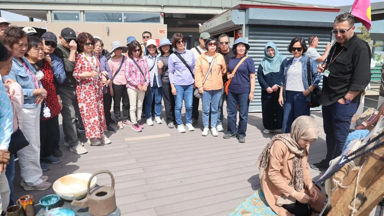 TURİSTLER HALI DOKUYUP ÇANAK YAPTI