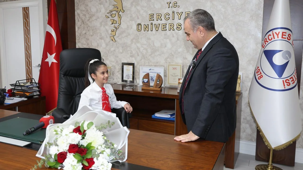 REKTÖR KOLTUĞUNU MİNİK EMİNE DEFNE’YE DEVRETTİ