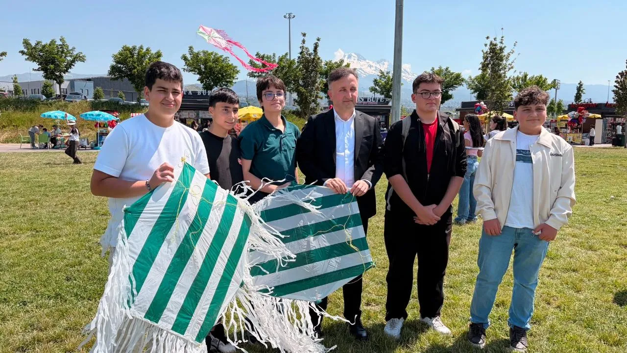GÖKYÜZÜ RENKLENDİ