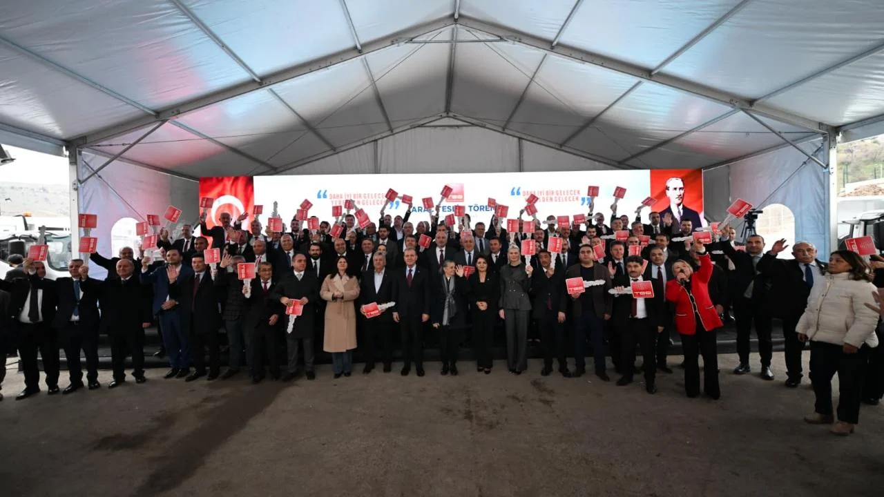 88 BELEDİYEYE 90 HİZMET ARACI HİBE EDİLDİ