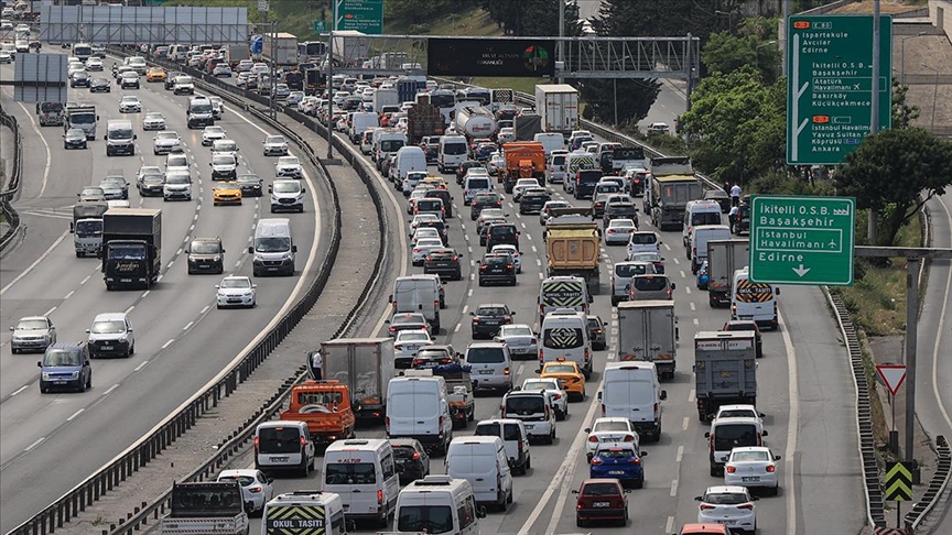 GEÇİNEMİYORUZ DEDİĞİMİZ ÜLKEMİZDE ARAÇ SAYISI DİKKAT ÇEKİYOR