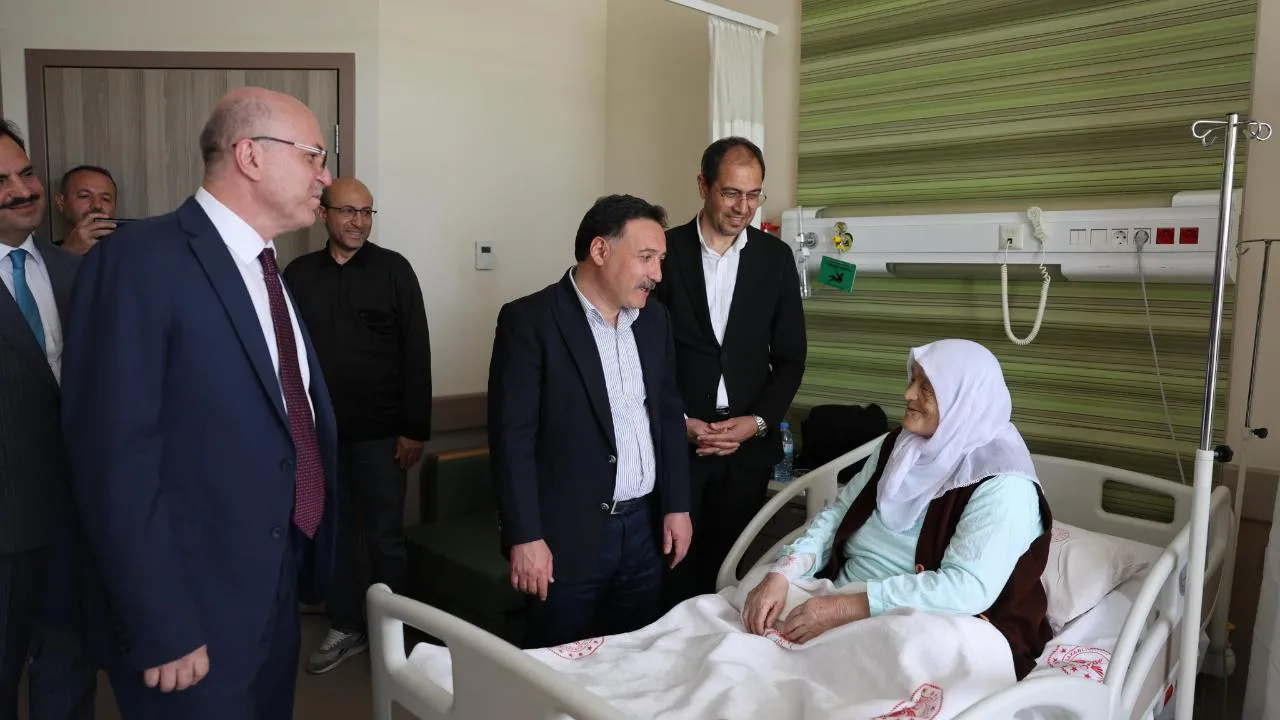 KAYSERİ VALİSİ BAYRAMDA HASTALARI ZİYARET ETTİ