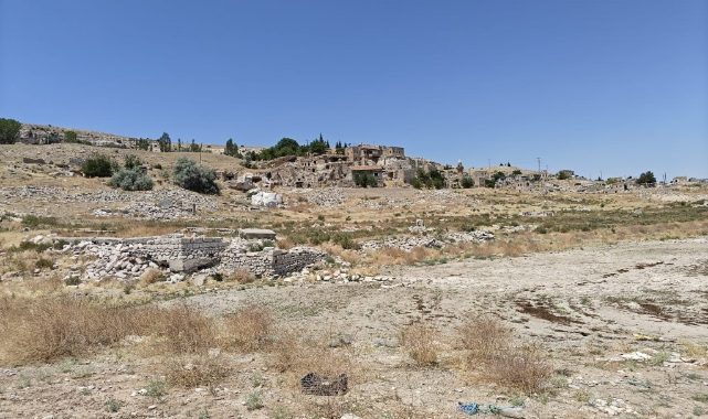 SULAR ÇEKİLDİ, ESKİ MAHALLE ORTAYA ÇIKTI